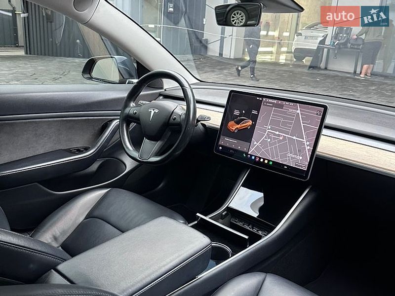 Седан Tesla Model 3 2018 в Ровно