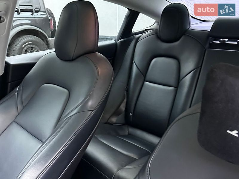 Седан Tesla Model 3 2018 в Ровно