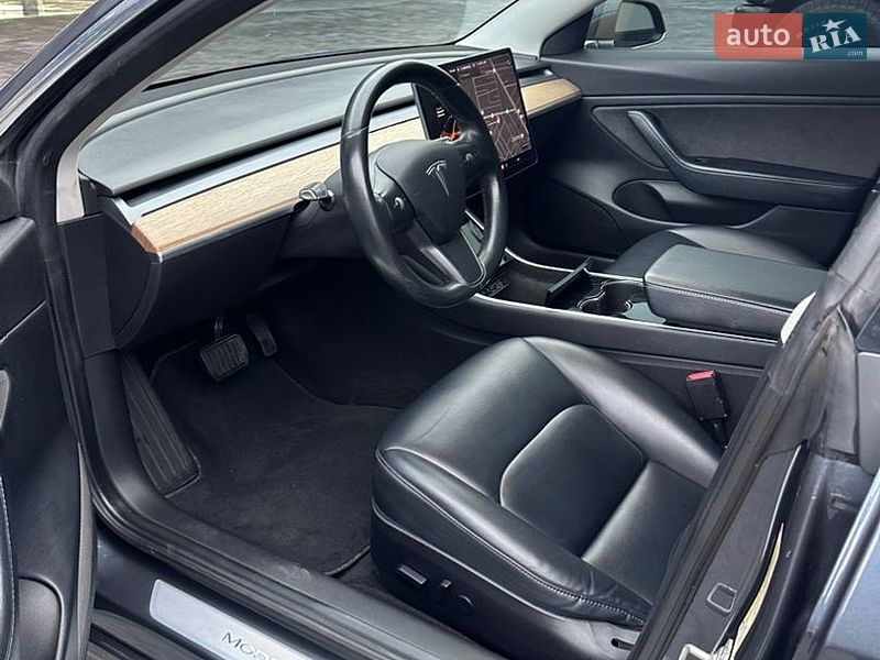 Седан Tesla Model 3 2018 в Ровно