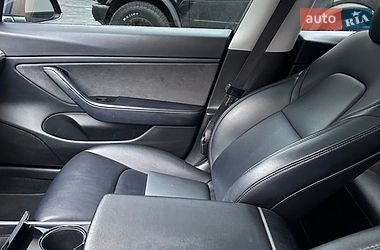 Седан Tesla Model 3 2018 в Ровно