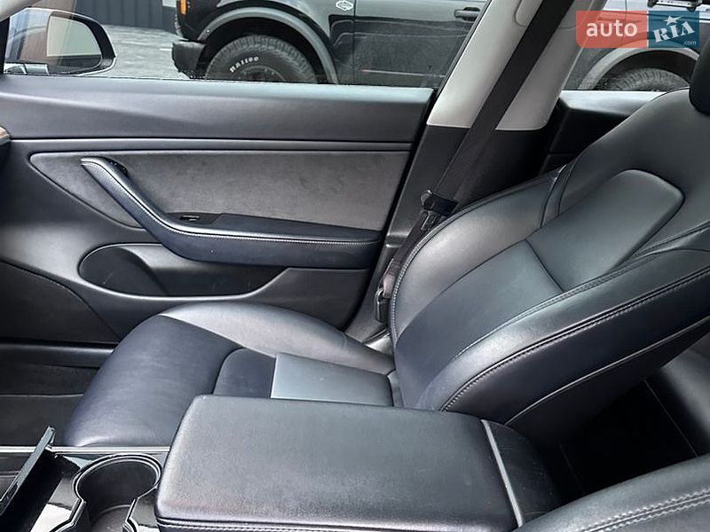 Седан Tesla Model 3 2018 в Ровно