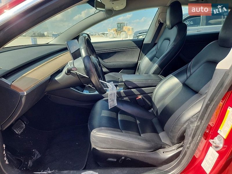 Седан Tesla Model 3 2019 в Львове