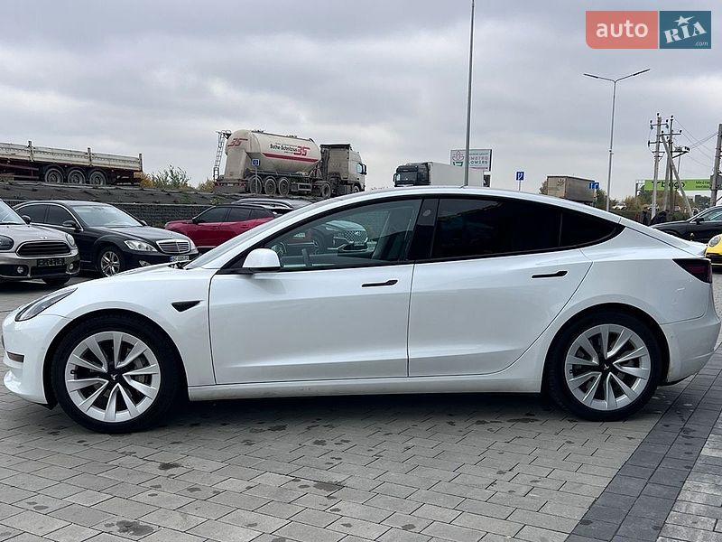 Седан Tesla Model 3 2022 в Львове