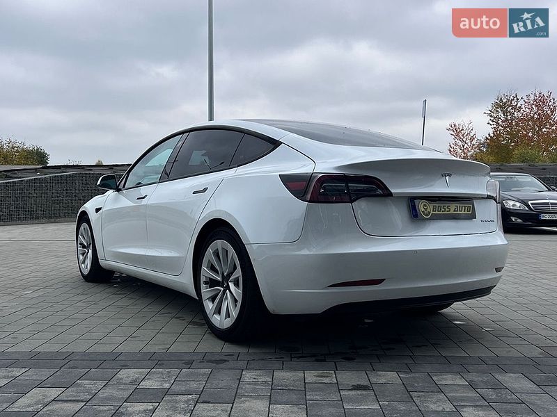 Седан Tesla Model 3 2022 в Львове
