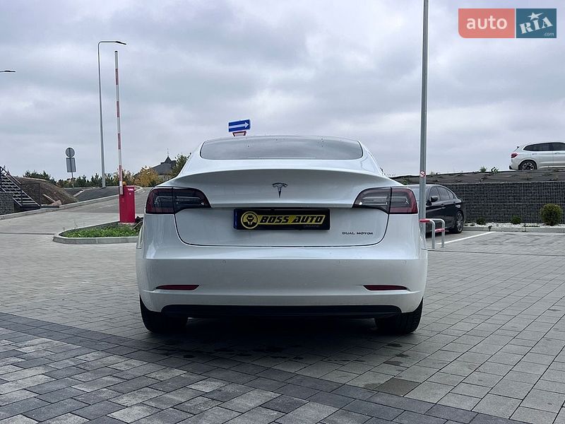 Седан Tesla Model 3 2022 в Львове