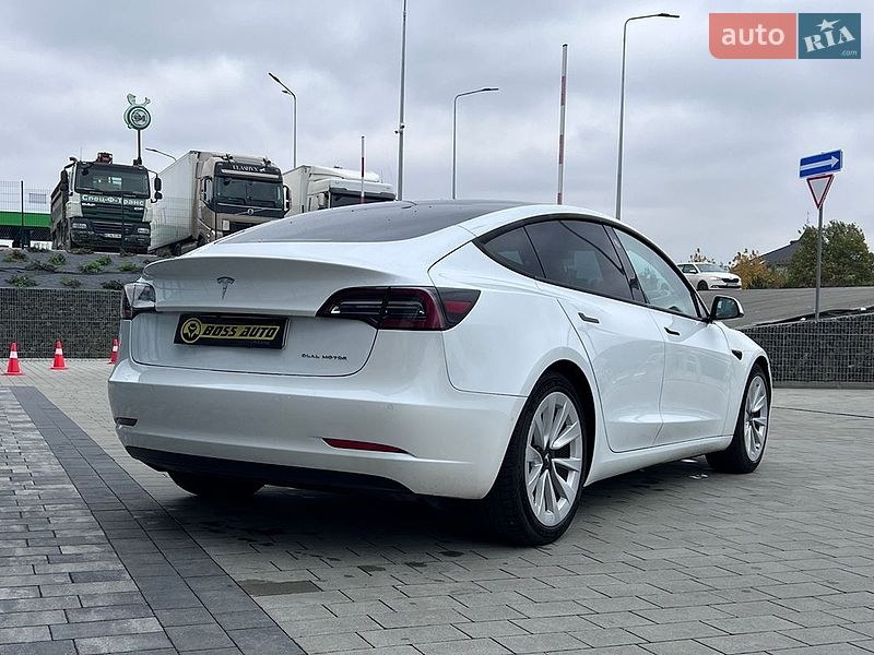 Седан Tesla Model 3 2022 в Львове