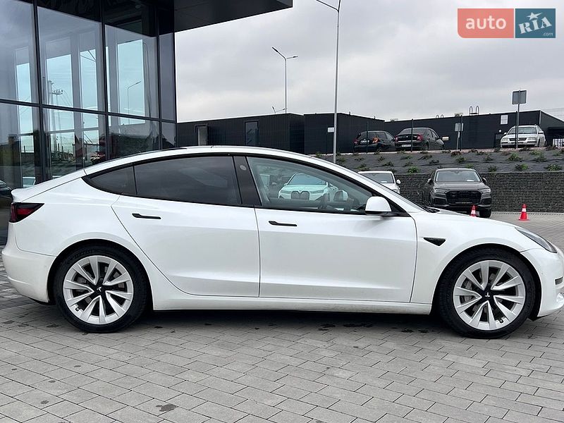Седан Tesla Model 3 2022 в Львове
