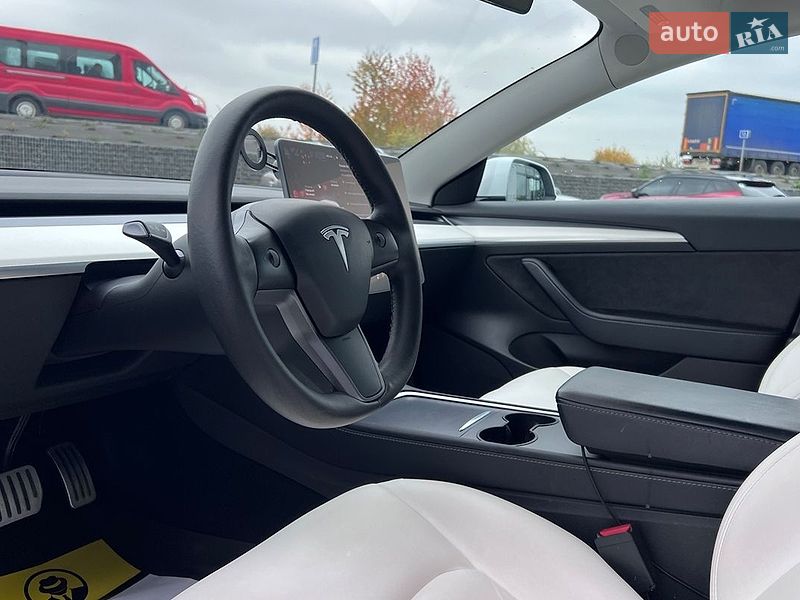 Седан Tesla Model 3 2022 в Львове