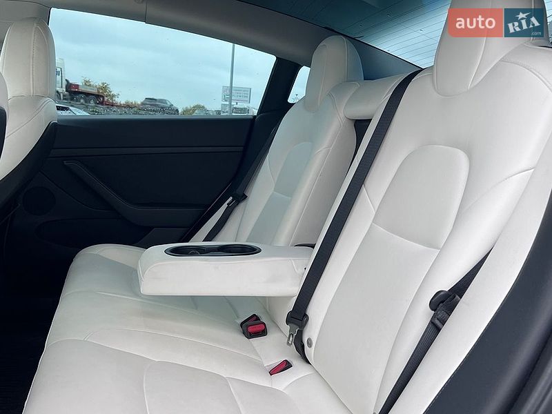 Седан Tesla Model 3 2022 в Львове