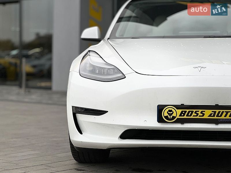 Седан Tesla Model 3 2022 в Львове