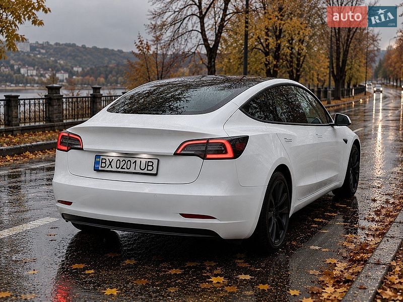 Седан Tesla Model 3 2023 в Львове
