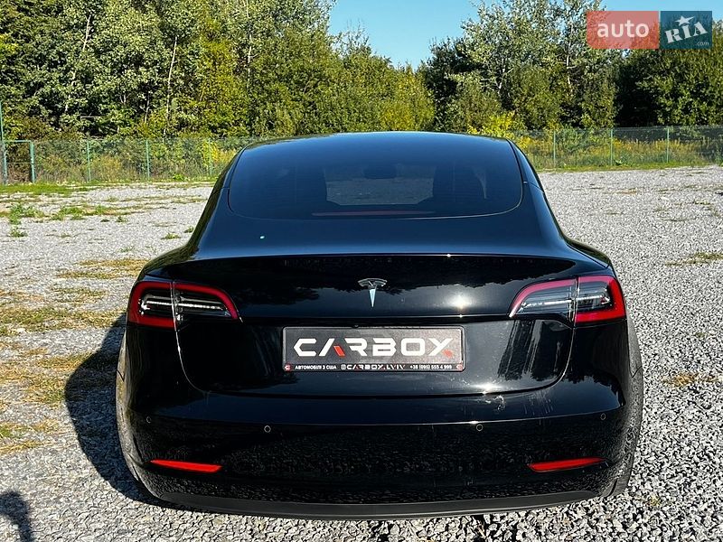 Седан Tesla Model 3 2021 в Львове