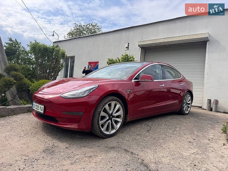 Седан Tesla Model 3 2019 в Умани