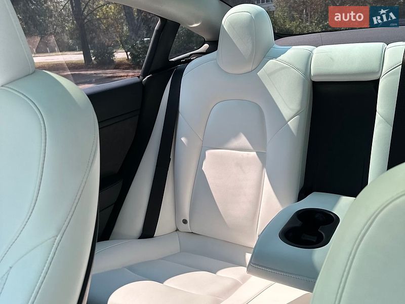 Седан Tesla Model 3 2023 в Києві