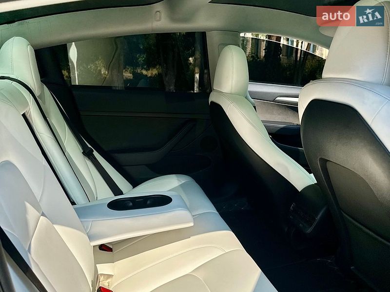 Седан Tesla Model 3 2023 в Києві