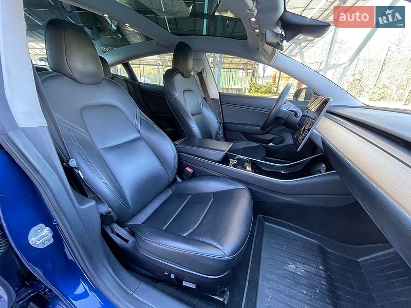 Седан Tesla Model 3 2019 в Львові