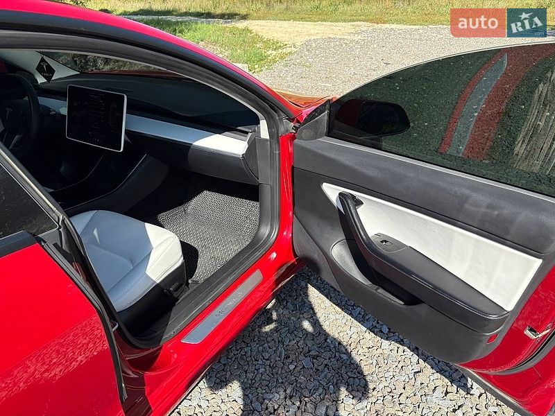Седан Tesla Model 3 2020 в Львові