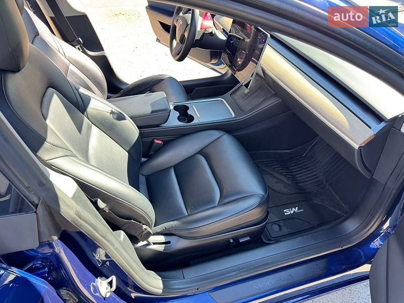 Седан Tesla Model 3 2022 в Львове