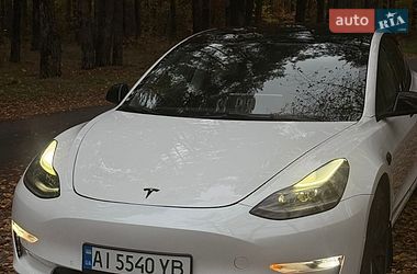 Седан Tesla Model 3 2022 в Бучі