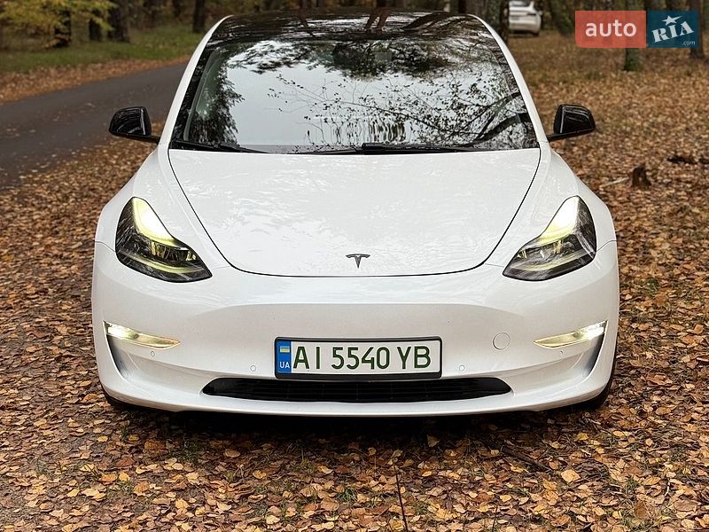 Седан Tesla Model 3 2022 в Бучі