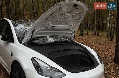 Седан Tesla Model 3 2022 в Бучі