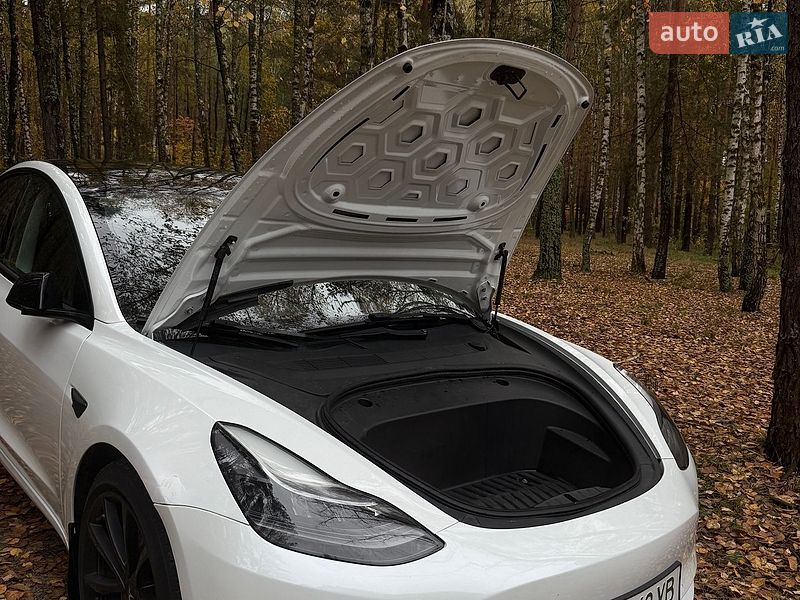 Седан Tesla Model 3 2022 в Бучі