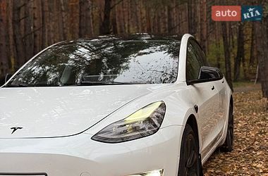 Седан Tesla Model 3 2022 в Бучі