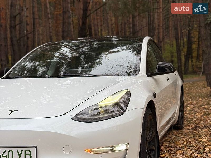 Седан Tesla Model 3 2022 в Бучі
