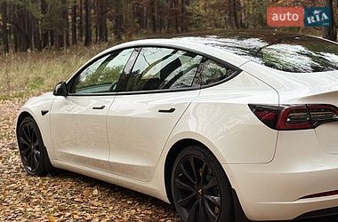 Седан Tesla Model 3 2022 в Бучі