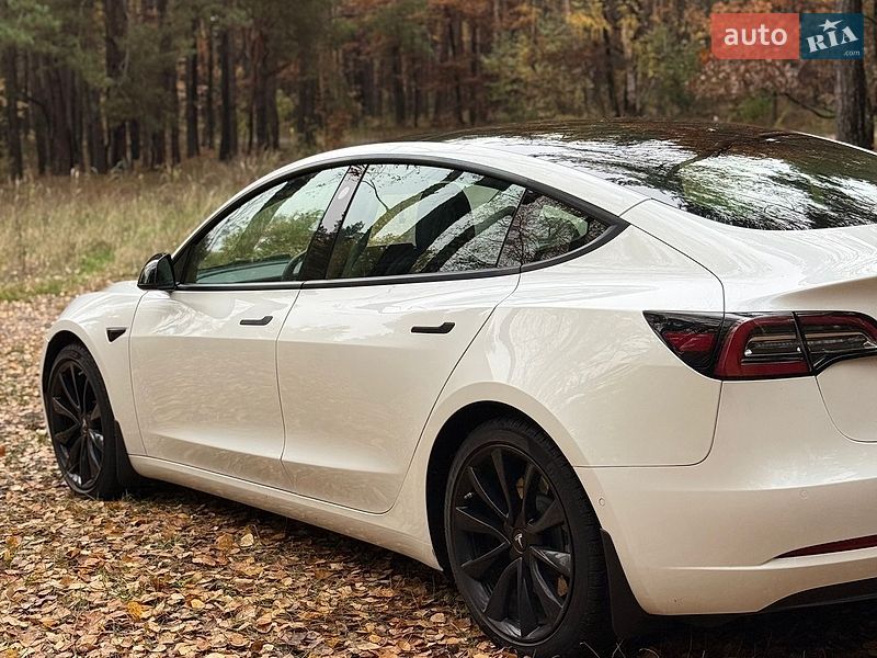 Седан Tesla Model 3 2022 в Бучі