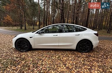 Седан Tesla Model 3 2022 в Бучі