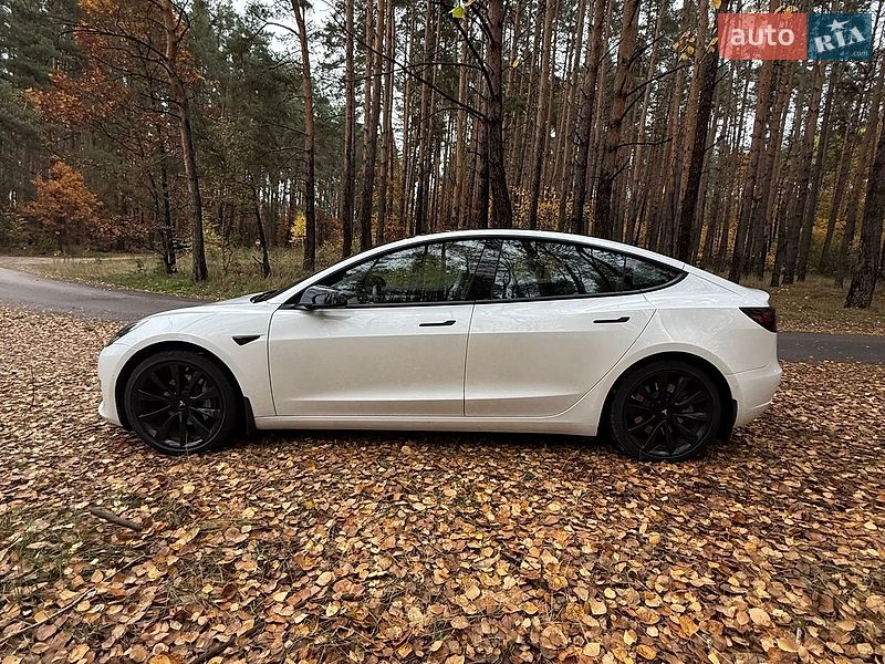 Седан Tesla Model 3 2022 в Бучі