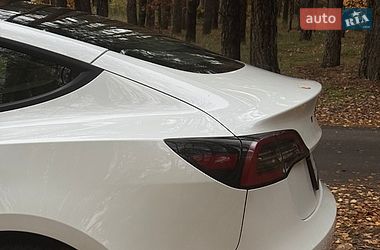 Седан Tesla Model 3 2022 в Бучі