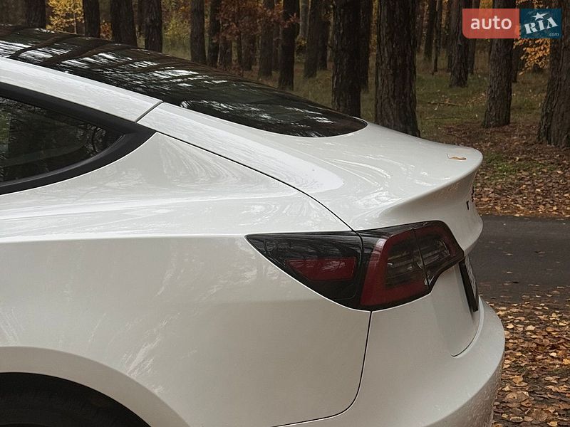 Седан Tesla Model 3 2022 в Бучі