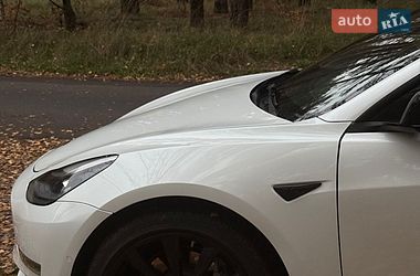 Седан Tesla Model 3 2022 в Бучі