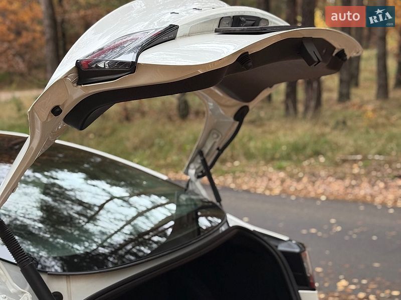 Седан Tesla Model 3 2022 в Бучі