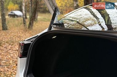 Седан Tesla Model 3 2022 в Бучі