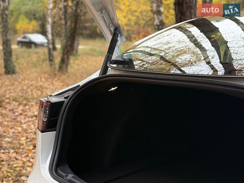 Седан Tesla Model 3 2022 в Бучі