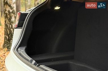 Седан Tesla Model 3 2022 в Бучі