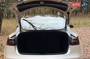 Седан Tesla Model 3 2022 в Бучі