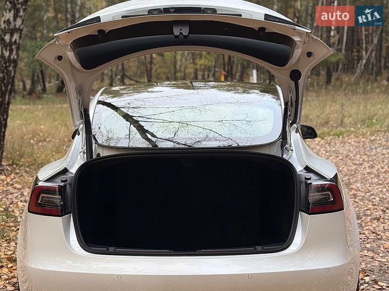 Седан Tesla Model 3 2022 в Бучі