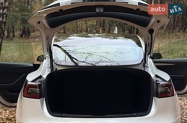 Седан Tesla Model 3 2022 в Бучі