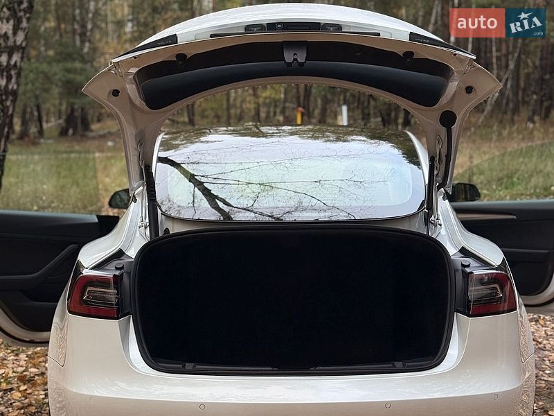 Седан Tesla Model 3 2022 в Бучі