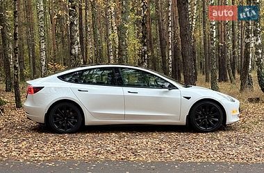 Седан Tesla Model 3 2022 в Бучі