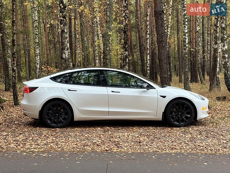 Седан Tesla Model 3 2022 в Бучі