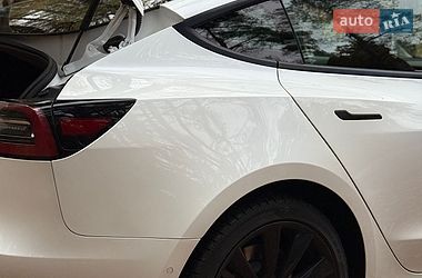 Седан Tesla Model 3 2022 в Бучі
