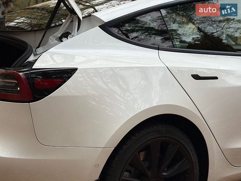 Седан Tesla Model 3 2022 в Бучі