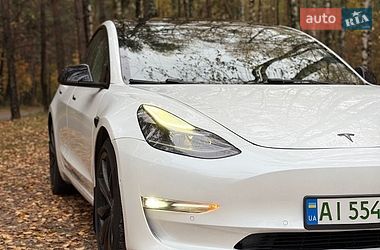 Седан Tesla Model 3 2022 в Бучі