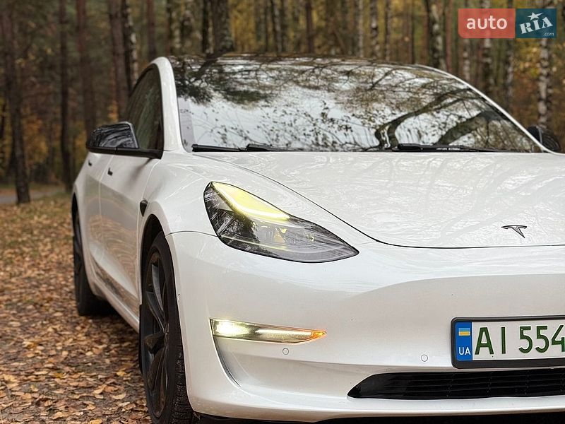 Седан Tesla Model 3 2022 в Бучі