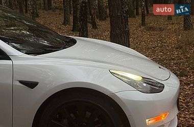 Седан Tesla Model 3 2022 в Бучі